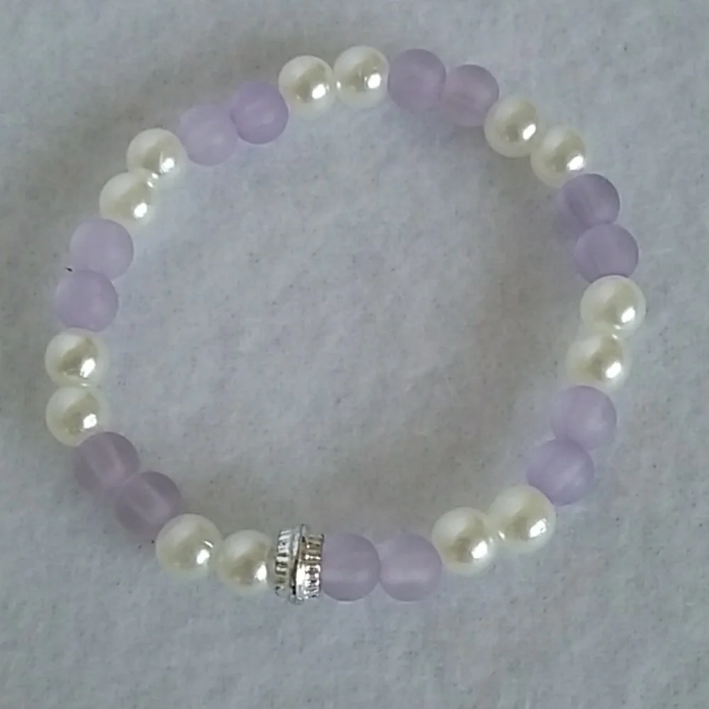 Girls lavender and white beaded stretch bracelet